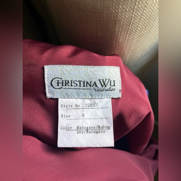 Christina wu burgundy dress size 8, only worn once and dry cleaned - Picture 2 of 3